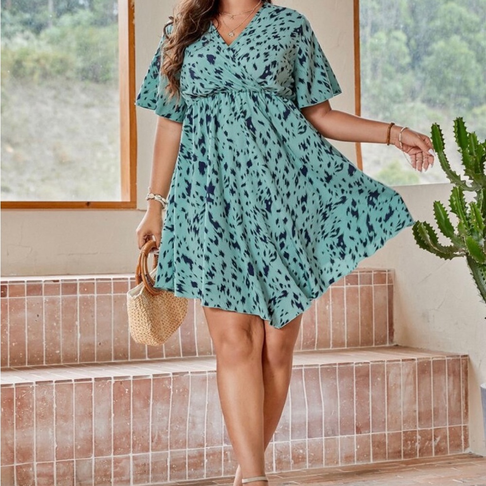 Plus Size Teal Printed V-Neck Swing Dress - Picture 2 of 10